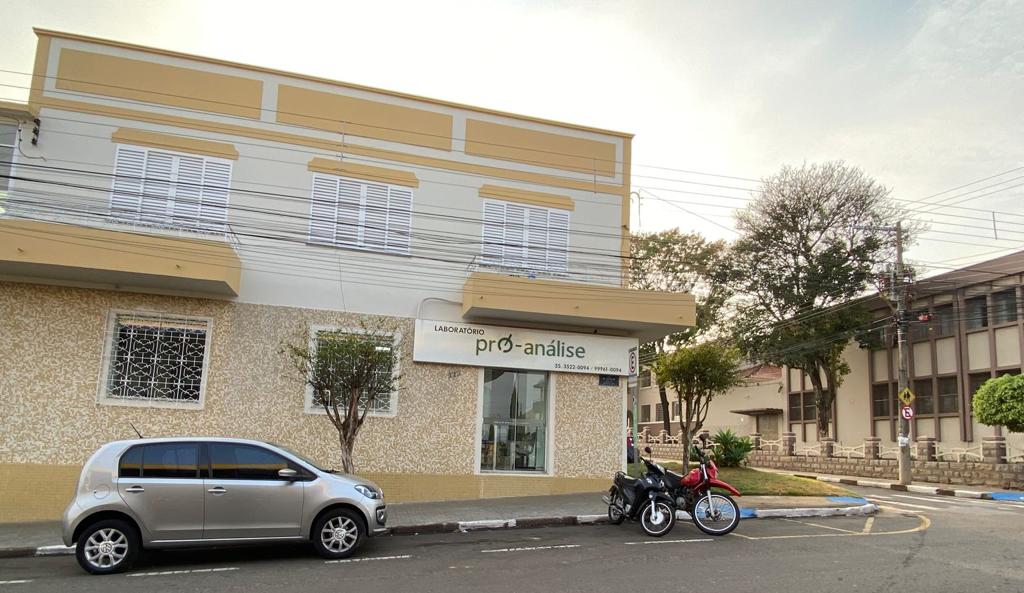 Foto da parte da frente do laboratório.